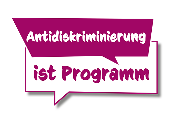 Violette Sprechblase mit dem Text "Antidikriminierung ist Programm"